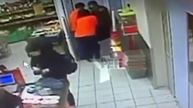 Потасовка в московском супермаркете попала на видео Потасовка в московском супермаркете попала на видео