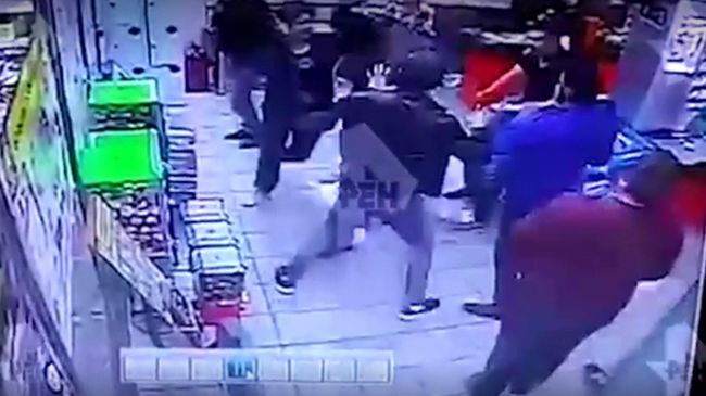 Массовая драка борцов с посетителями магазина в Москве попала на видео Массовая драка борцов с посетителями магазина в Москве попала на видео