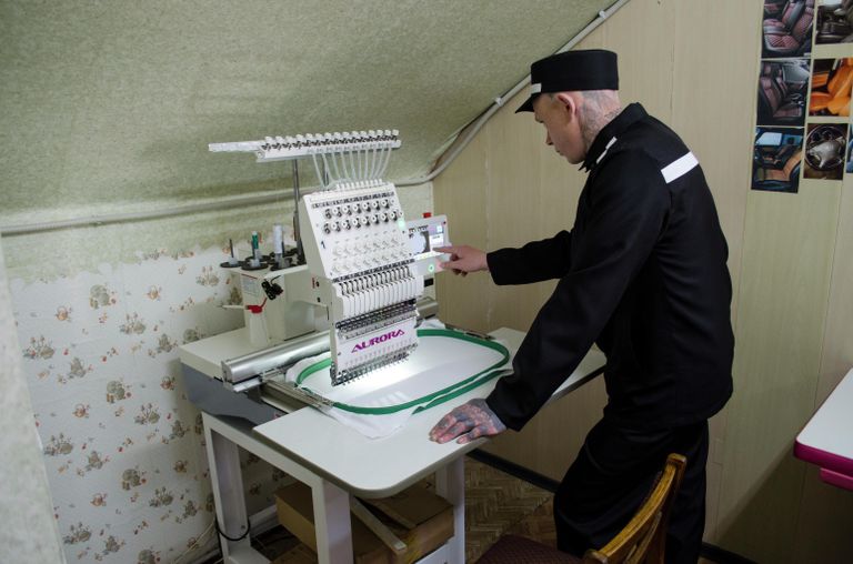 Заключенный демонстрирует возможности техники в швейном цехе Заключенный демонстрирует возможности техники в швейном цехе
