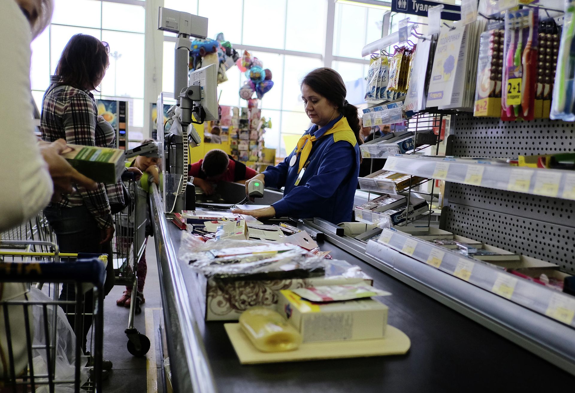 Покупатели на кассе в супермаркете Покупатели на кассе в супермаркете - РИА Новости, 1920, 26.06.2026