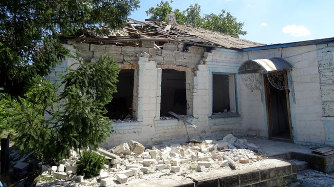 Разрушенный дом в результате обстрела украинскими силовиками