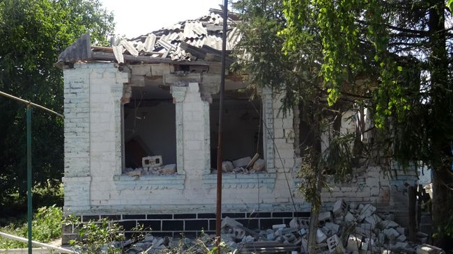 Разрушенный дом в результате обстрела украинскими силовиками частного сектора в Донбассе Разрушенный дом в результате обстрела украинскими силовиками частного сектора в Донбассе