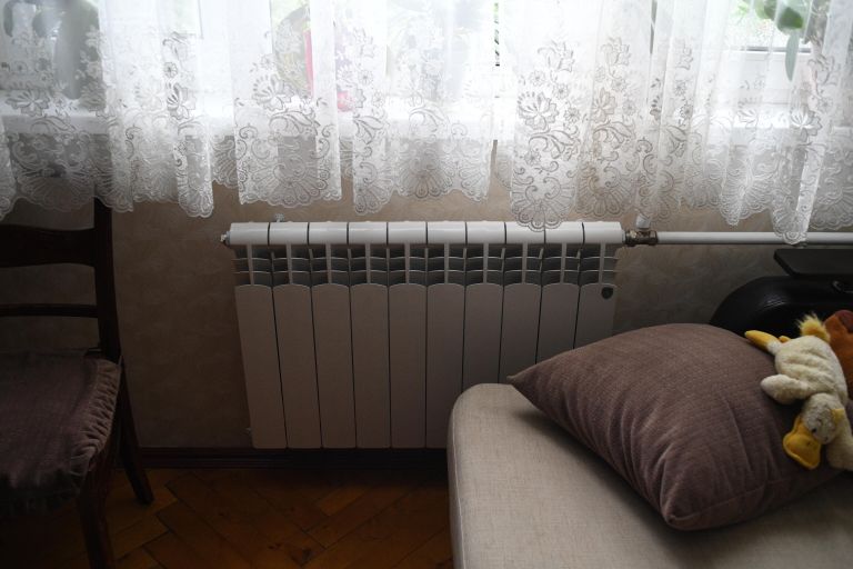 Установленный в ходе капремонта радиатор в квартире