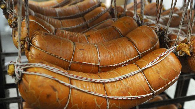 Вареная колбаса на мясоперерабатывающем комбинат Вареная колбаса на мясоперерабатывающем комбинат