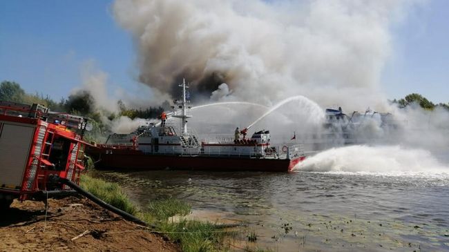 Тушение пожара на теплоходе Святая Русь в затоне Сибирский Нижегородской области. 13 августа 2019 Тушение пожара на теплоходе Святая Русь в затоне Сибирский Нижегородской области. 13 августа 2019