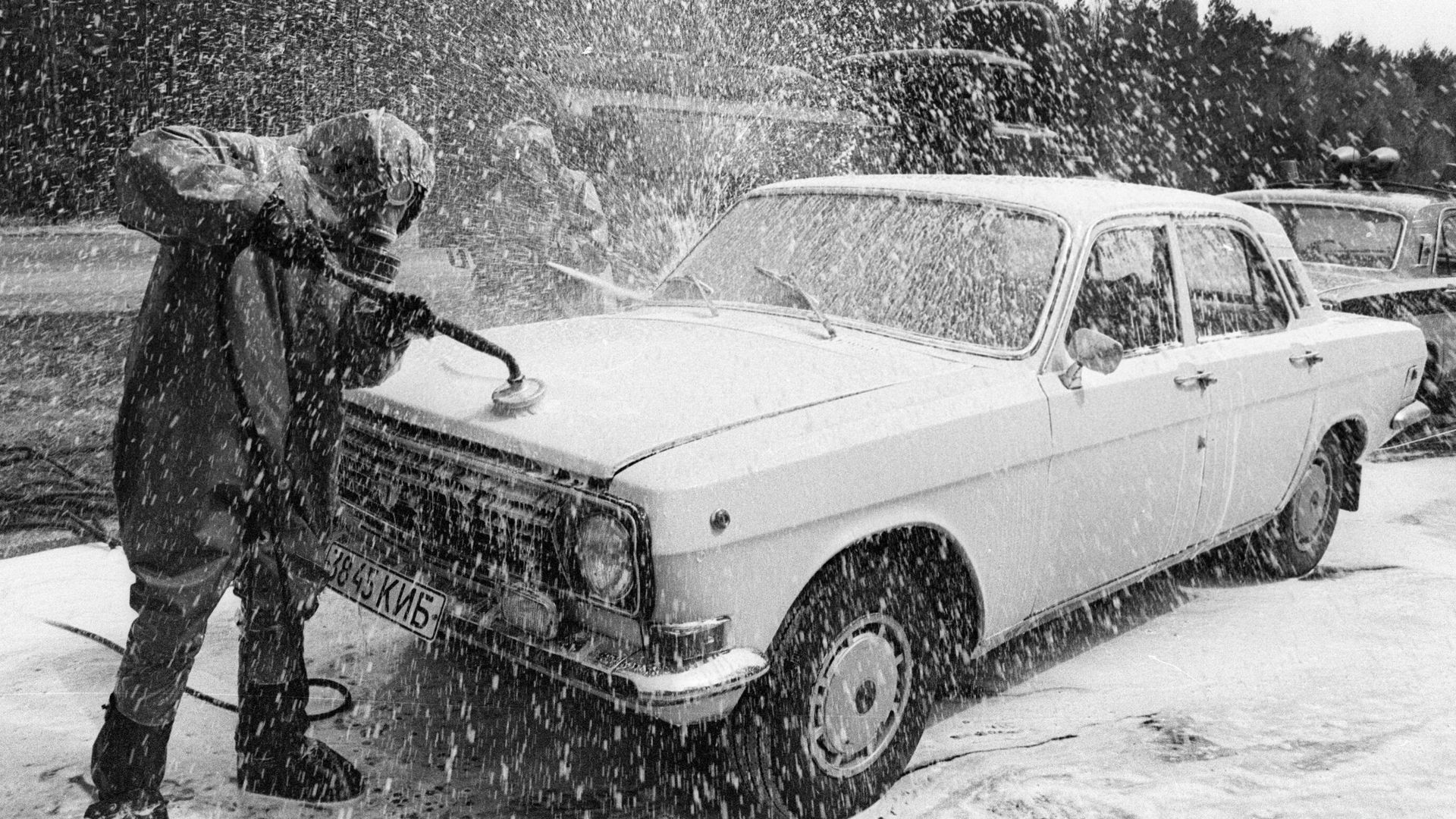 Легковой автомобиль, выезжающий из зоны чернобыльской катастрофы, проходит дезактивацию на специально созданном пункте - РИА Новости, 1920, 26.04.2020