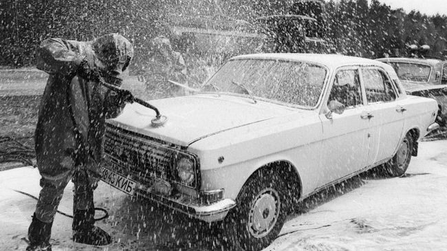 Легковой автомобиль, выезжающий из зоны чернобыльской катастрофы, проходит дезактивацию на специально созданном пункте Легковой автомобиль, выезжающий из зоны чернобыльской катастрофы, проходит дезактивацию на специально созданном пункте
