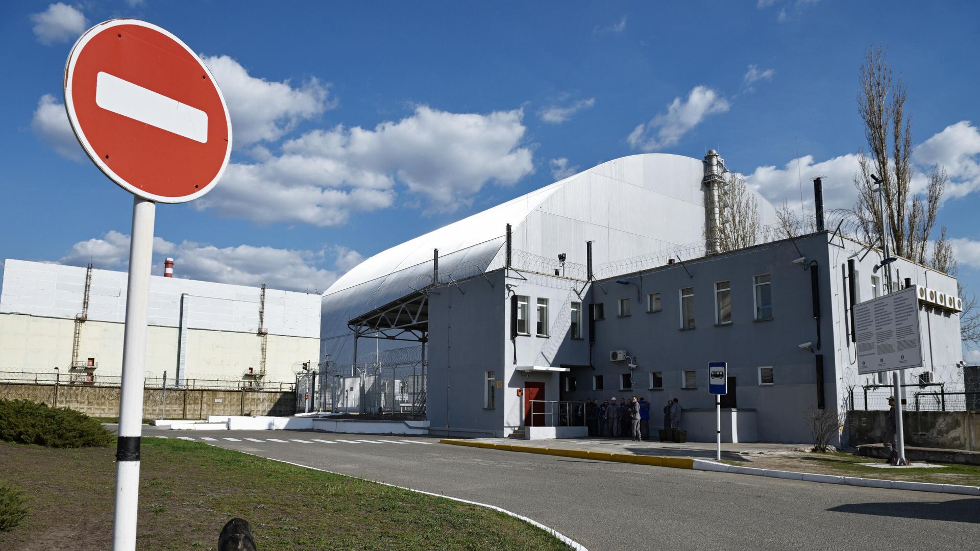 Защитная оболочка в форме арки Укрытие-2, возведенное над разрушенным в результате аварии 4-м энергоблоком Чернобыльской АЭС Защитная оболочка в форме арки Укрытие-2, возведенное над разрушенным в результате аварии 4-м энергоблоком Чернобыльской АЭС - РИА Новости, 1920, 08.11.2020