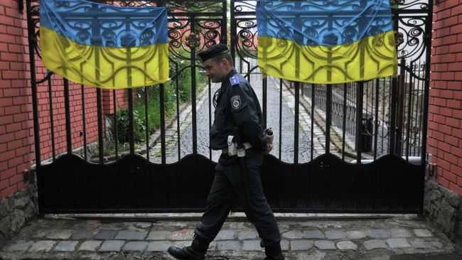 Полицейский у ворот генерального консульства Российской федерации во Львове Полицейский у ворот генерального консульства Российской федерации во Львове