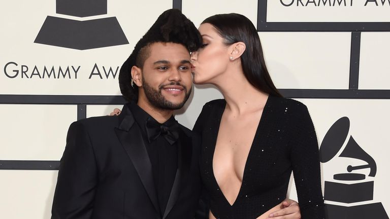 The Weekend и Белла Хадид на красной дорожке ежегодной премии Grammy music Awards в Лос-Анджелесе. 15 февраля 2016