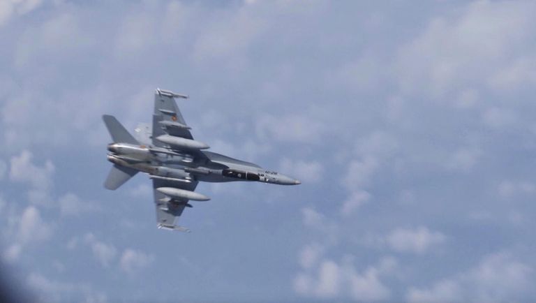 Истребитель НАТО F-18 попытался приблизиться к самолету российского министра обороны Сергея Шойгу над нейтральными водами Балтийского моря Истребитель НАТО F-18 попытался приблизиться к самолету российского министра обороны Сергея Шойгу над нейтральными водами Балтийского моря