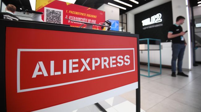Брендированная витрина с товарами китайского онлайн-магазина AliExpress в салоне оператора сотовой связи Tele2 в Москве Брендированная витрина с товарами китайского онлайн-магазина AliExpress в салоне оператора сотовой связи Tele2 в Москве
