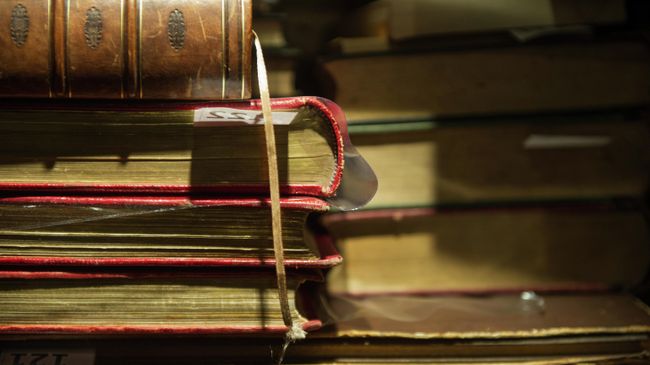 Антикварные издания на стеллажах Дома антикварной книги в Никитском Антикварные издания на стеллажах Дома антикварной книги в Никитском