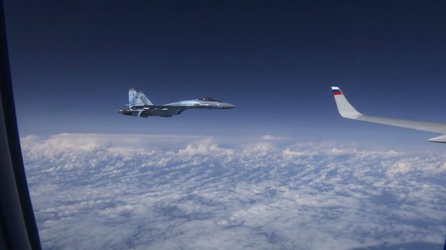 Самолет Су-27 сопровождает лайнер российского министра обороны Сергея Шойгу над нейтральными водами Балтийского моря Самолет Су-27 сопровождает лайнер российского министра обороны Сергея Шойгу над нейтральными водами Балтийского моря