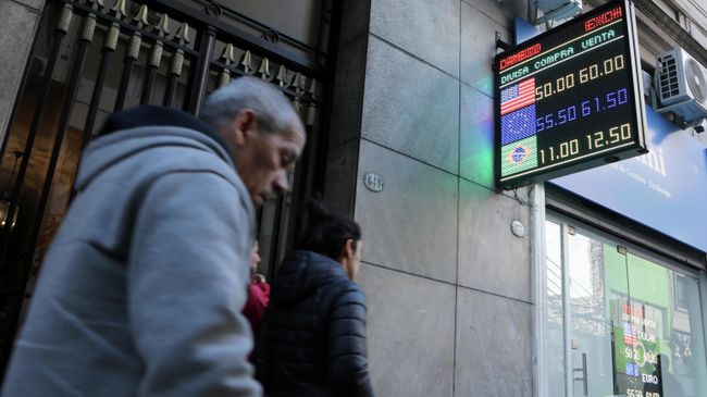 Табло с курсом валют на улице Буэнос-Айреса, Аргентина. 12 августа 2019 Табло с курсом валют на улице Буэнос-Айреса, Аргентина. 12 августа 2019
