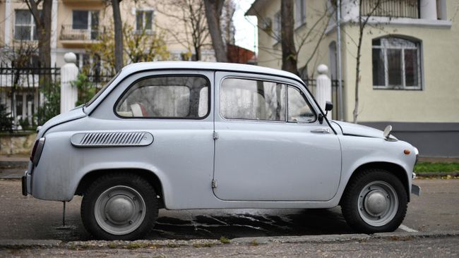 Старый автомобиль в одном из дворов в Севастополе Старый автомобиль в одном из дворов в Севастополе