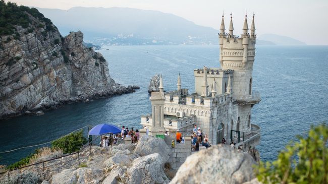 Замок Ласточкино гнездо на береговой скале в поселке Гаспра в Крыму Замок Ласточкино гнездо на береговой скале в поселке Гаспра в Крыму