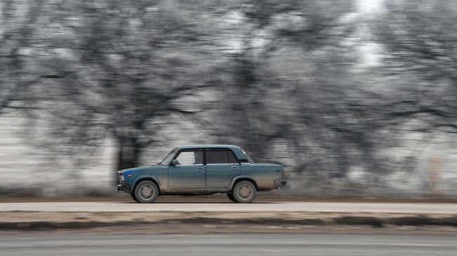 Автомобиль на трассе Таврида в Крыму Автомобиль на трассе Таврида в Крыму
