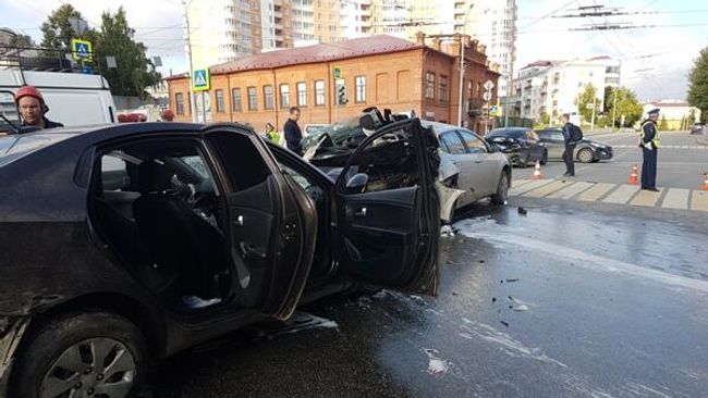 На месте ДТП на улице Малышева в Екатеринбурге. 4 августа 2019 На месте ДТП на улице Малышева в Екатеринбурге. 4 августа 2019