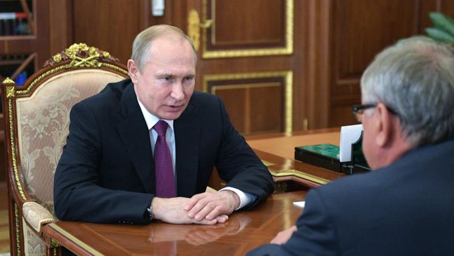 Президент РФ Владимир Путин во время встречи с президентом - председателем правления Банка ВТБ Андреем Костиным Президент РФ Владимир Путин во время встречи с президентом - председателем правления Банка ВТБ Андреем Костиным