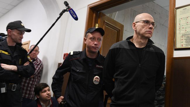 Бывший министр финансов Московской области Алексей Кузнецов перед заседанием Басманного суда Москвы Бывший министр финансов Московской области Алексей Кузнецов перед заседанием Басманного суда Москвы