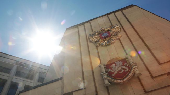 Государственный герб Российский Федерации на фасаде здания Госсовета Республики Крым в Симферополе Государственный герб Российский Федерации на фасаде здания Госсовета Республики Крым в Симферополе