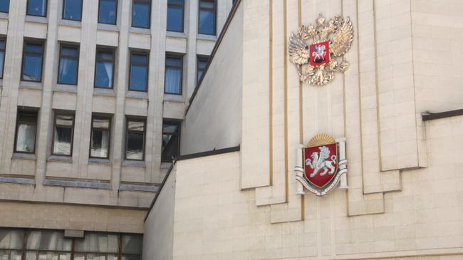 Государственный герб России на здании парламента Крыма Государственный герб России на здании парламента Крыма