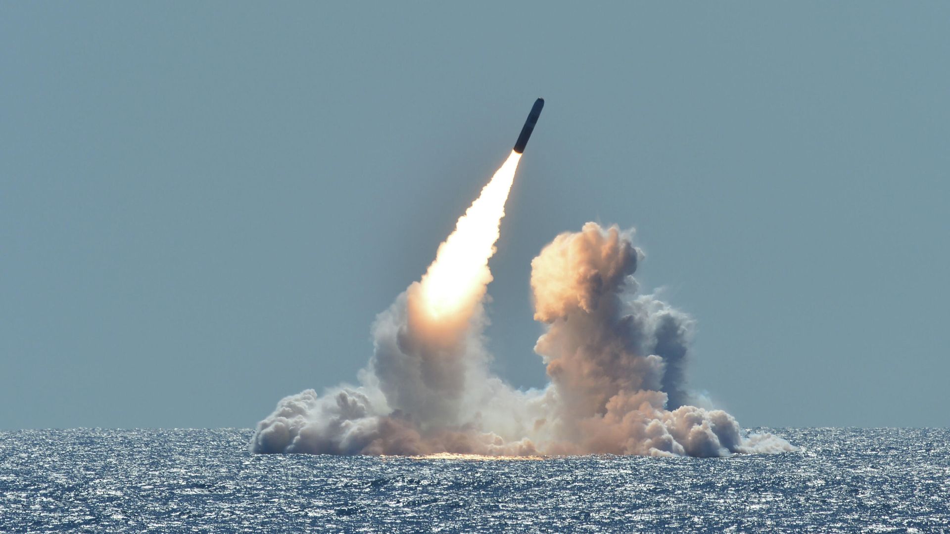 Испытательный запуск ракеты Trident II D5 с подводной лодки Небраска у побережья Калифорнии Испытательный запуск ракеты Trident II D5 с подводной лодки Небраска у побережья Калифорнии - РИА Новости, 1920, 10.10.2020