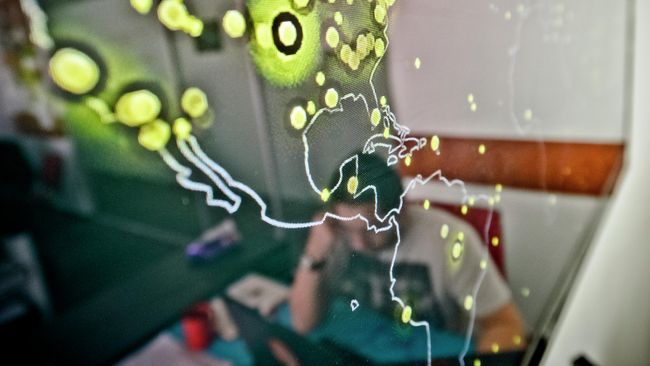 Карта США с отмеченными кибератаками, происходящими в реальном времени, на стене в офисе компании занимающейся компьютерной безопасностью Карта США с отмеченными кибератаками, происходящими в реальном времени, на стене в офисе компании занимающейся компьютерной безопасностью