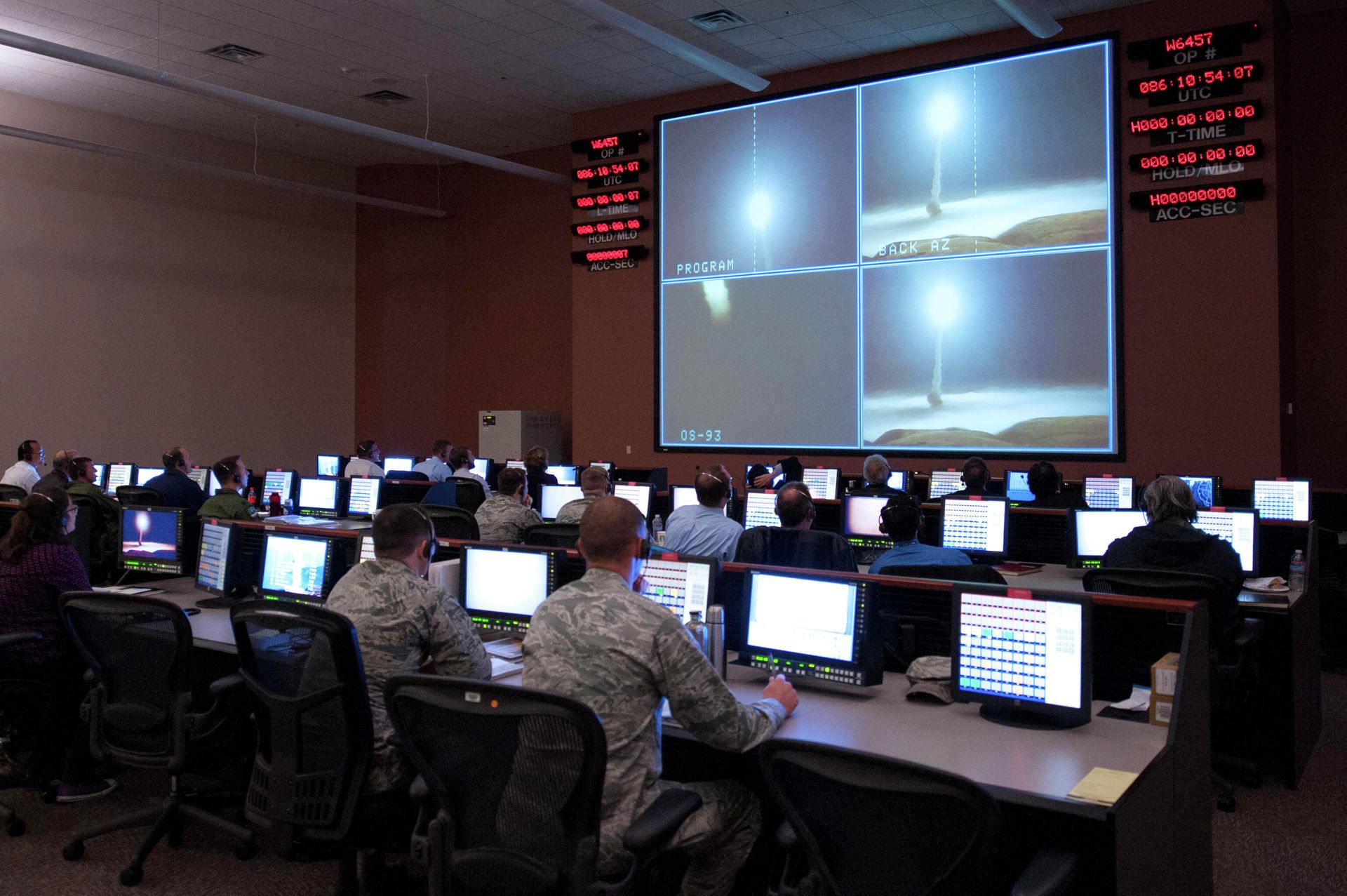 Испытательный запуск ракеты Minuteman III на авиабазе Ванденберг, Калифорния Испытательный запуск ракеты Minuteman III на авиабазе Ванденберг, Калифорния - РИА Новости, 1920, 20.11.2023