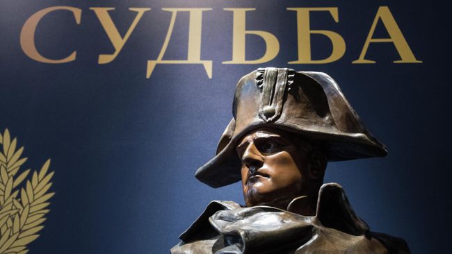 Бронзовый бюст Наполеон в Москве итальянского скульптора Ренцо Коломбо на выставке Наполеон. Жизнь и судьба Бронзовый бюст Наполеон в Москве итальянского скульптора Ренцо Коломбо на выставке Наполеон. Жизнь и судьба