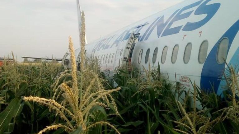 Самолет А-321 с пассажирами на борту совершил жесткую посадку в Подмосковье Самолет А-321 с пассажирами на борту совершил жесткую посадку в Подмосковье