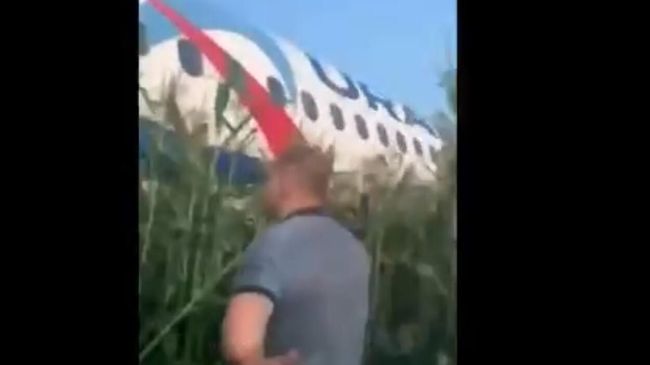 Эвакуация пассажиров аварийно севшего в Жуковском самолета попала на видео Эвакуация пассажиров аварийно севшего в Жуковском самолета попала на видео