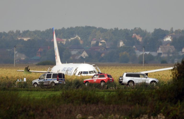 Самолет Airbus А-321 авиакомпании Уральские авиалинии после аварийной посадки в Жуковском Самолет Airbus А-321 авиакомпании Уральские авиалинии после аварийной посадки в Жуковском