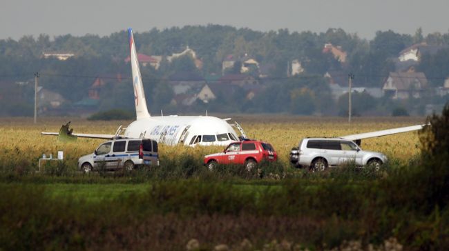Самолет Airbus А-321 авиакомпании Уральские авиалинии после аварийной посадки в Жуковском Самолет Airbus А-321 авиакомпании Уральские авиалинии после аварийной посадки в Жуковском