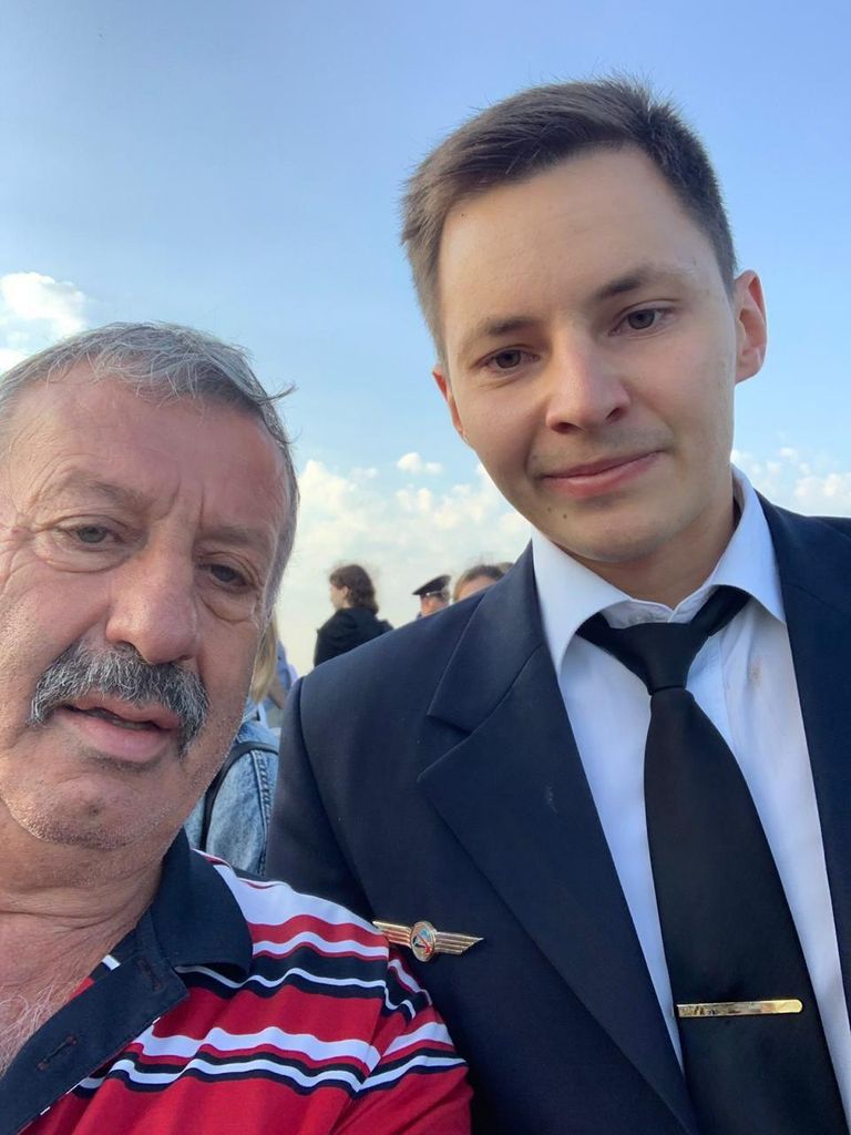 Пассажир и член экипажа самолета Airbus А-321 авиакомпании Уральские авиалинии после аварийной посадки в Жуковском Пассажир и член экипажа самолета Airbus А-321 авиакомпании Уральские авиалинии после аварийной посадки в Жуковском