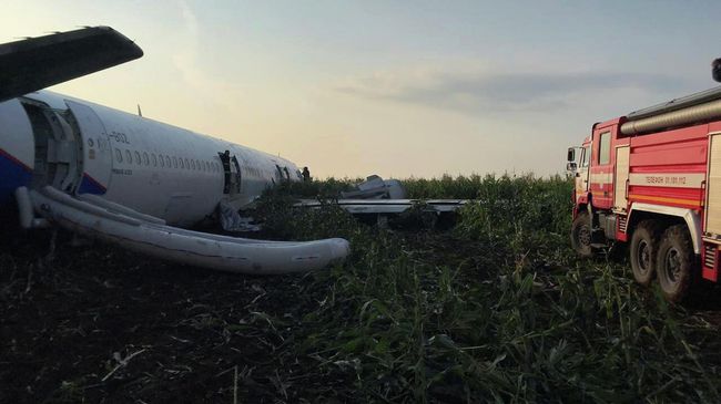 Самолет Airbus А-321 авиакомпании Уральские авиалинии после аварийной посадки в Жуковском