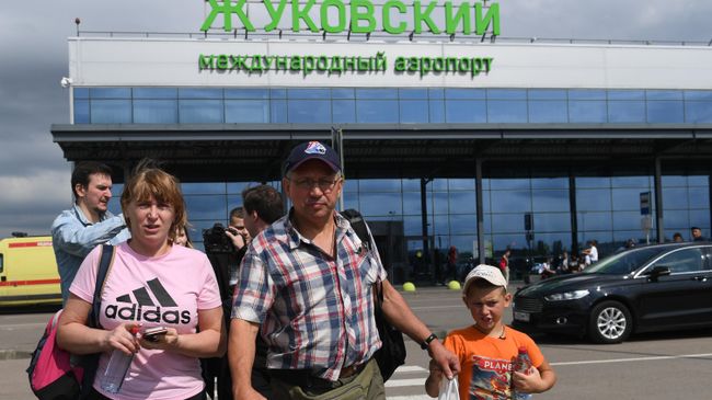Пассажиры самолета А-321 авиакомпании Уральские авиалинии, который совершил аварийную посадку в Подмосковье Пассажиры самолета А-321 авиакомпании Уральские авиалинии, который совершил аварийную посадку в Подмосковье
