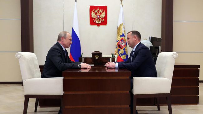 Владимир Путин и временно исполняющий обязанности губернатора Курганской области Вадим Шумков во время встречи Владимир Путин и временно исполняющий обязанности губернатора Курганской области Вадим Шумков во время встречи