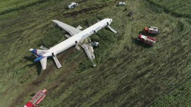 Вид с квадрокоптера на место жесткой посадки в Подмосковье лайнера Airbus-321 авиакомпании Уральские авиалинии Вид с квадрокоптера на место жесткой посадки в Подмосковье лайнера Airbus-321 авиакомпании Уральские авиалинии