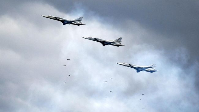 Дальние бомбардировщики Ту-22М3 на конкурсе Авиадартс на авиационном полигоне Дубровичи под Рязанью Дальние бомбардировщики Ту-22М3 на конкурсе Авиадартс на авиационном полигоне Дубровичи под Рязанью