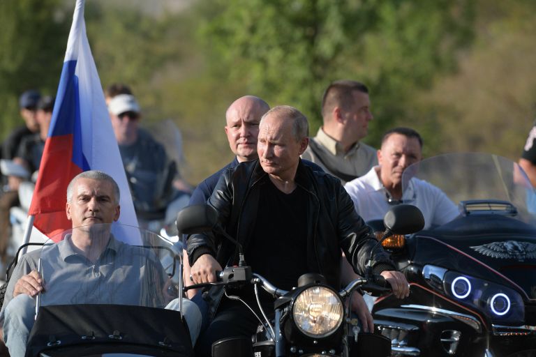 Президент РФ Владимир Путин участвует в организованном мотоклубом Ночные волки международном байк-шоу Тень Вавилона в Севастополе за рулем мотоцикла Урал с коляской Президент РФ Владимир Путин участвует в организованном мотоклубом Ночные волки международном байк-шоу Тень Вавилона в Севастополе за рулем мотоцикла Урал с коляской
