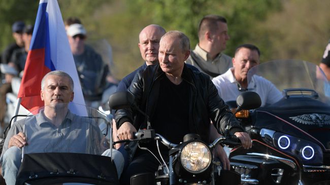 Президент РФ Владимир Путин участвует в организованном мотоклубом Ночные волки международном байк-шоу Тень Вавилона в Севастополе за рулем мотоцикла Урал с коляской Президент РФ Владимир Путин участвует в организованном мотоклубом Ночные волки международном байк-шоу Тень Вавилона в Севастополе за рулем мотоцикла Урал с коляской