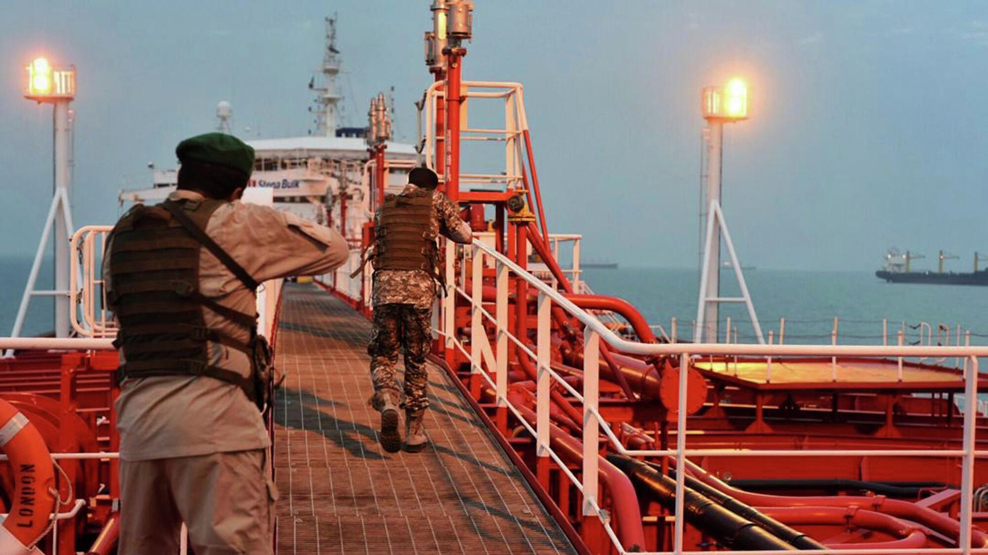 Иранские военнослужащие проверяют британский танкер Stena Impero, захваченный в Ормузском проливе Иранские военнослужащие проверяют британский танкер Stena Impero, захваченный в Ормузском проливе - РИА Новости, 1920, 07.10.2026