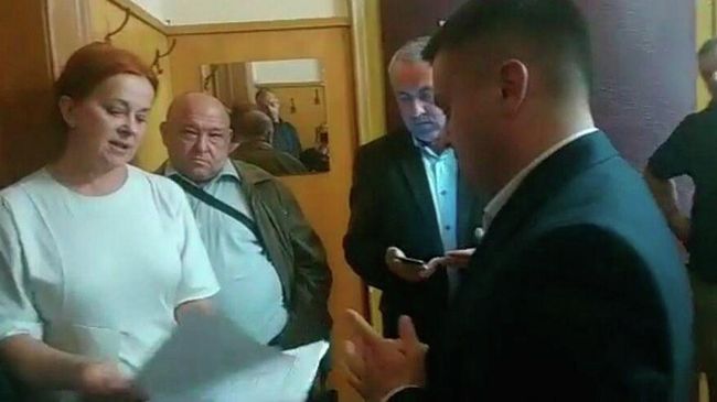 Активисты новой церкви в здании Черновицкой обладминистрации Активисты новой церкви в здании Черновицкой обладминистрации