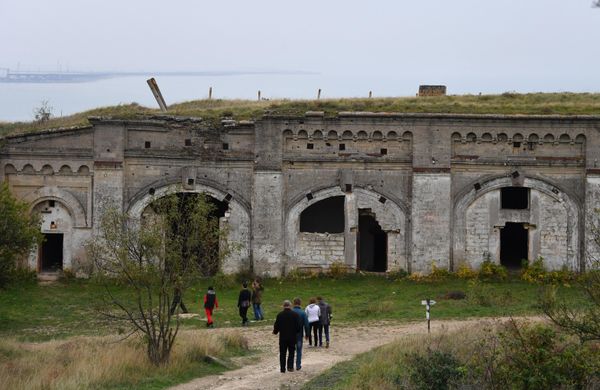 Экскурсанты в Керченской крепости, расположенной на берегу Керченского пролива. Крепость была построена в XIX веке для охраны южных рубежей Российской империи.