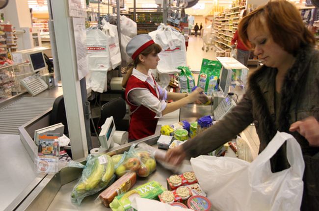Покупка продуктов в супермаркете. Архив