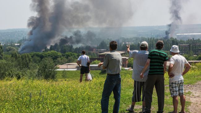 Жители Славянска во время массированного артиллерийского обстрела города