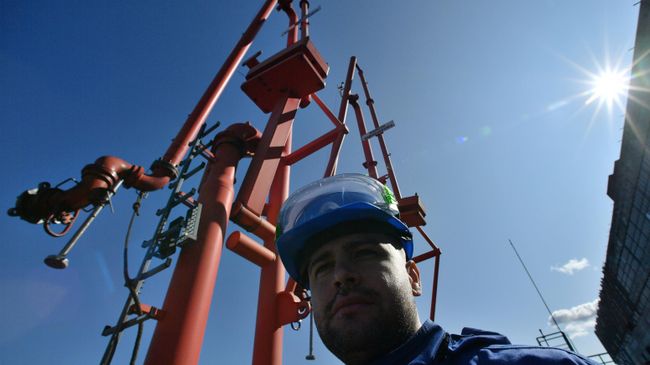 Рабочий в терминале компании Газпромнефть