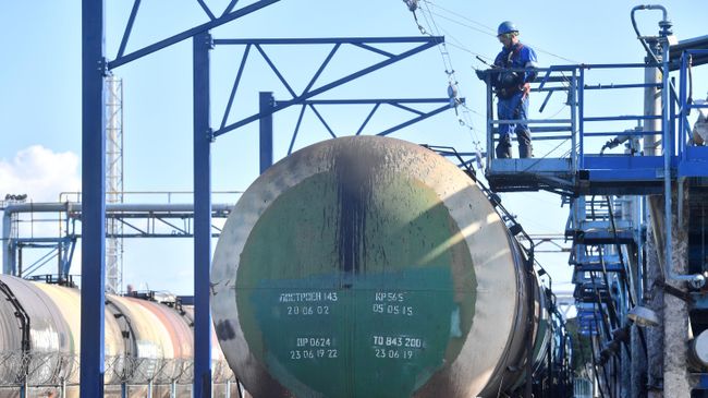 Железнодорожная цистерна с топливом в терминале компании Газпромнефть